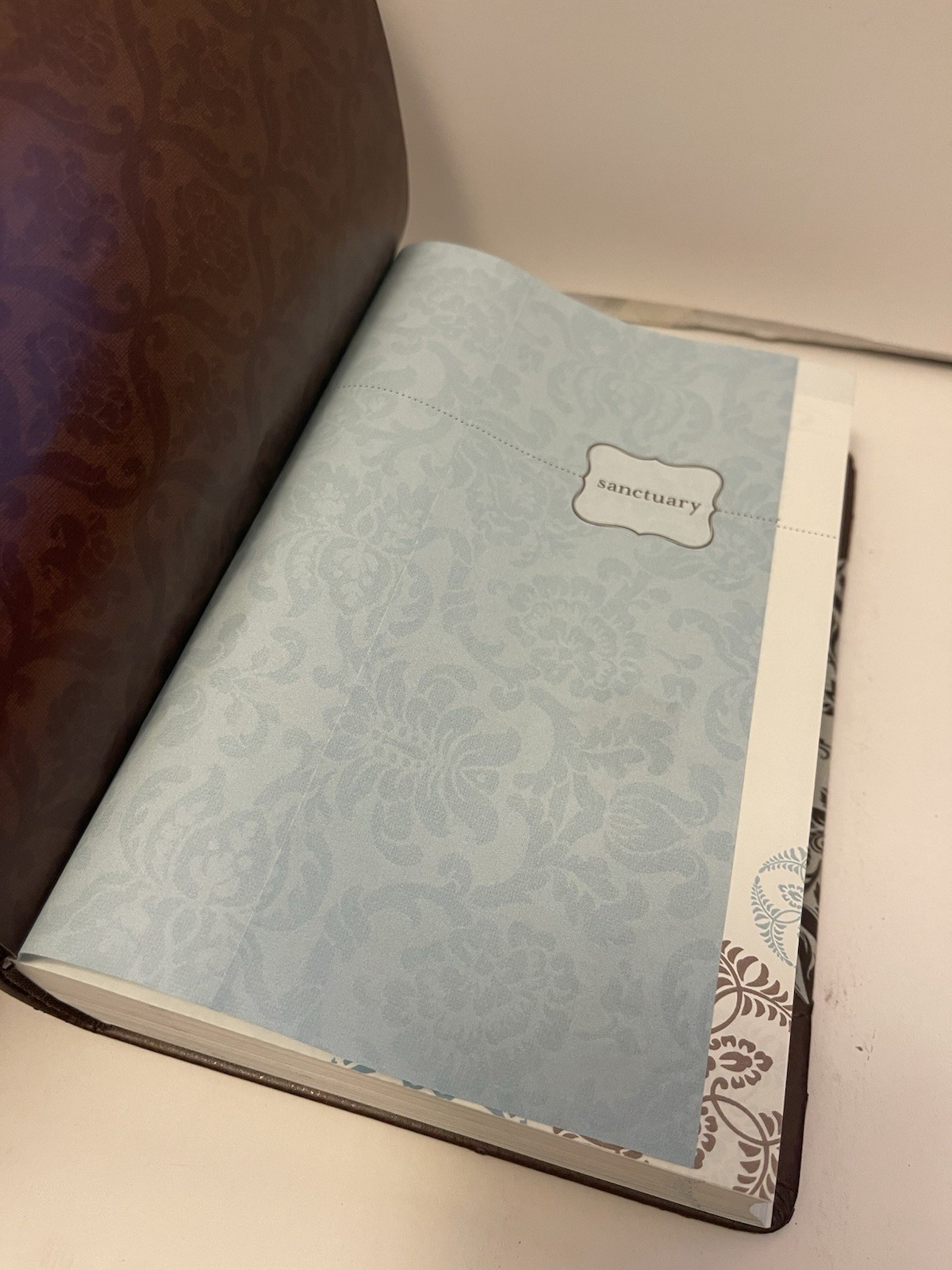 Sanctuary : A Devotional Bible for Women by Tyndale House Publishers Staff…