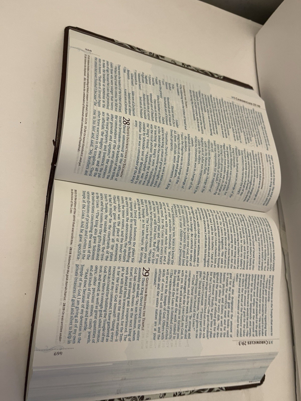 Sanctuary : A Devotional Bible for Women by Tyndale House Publishers Staff…