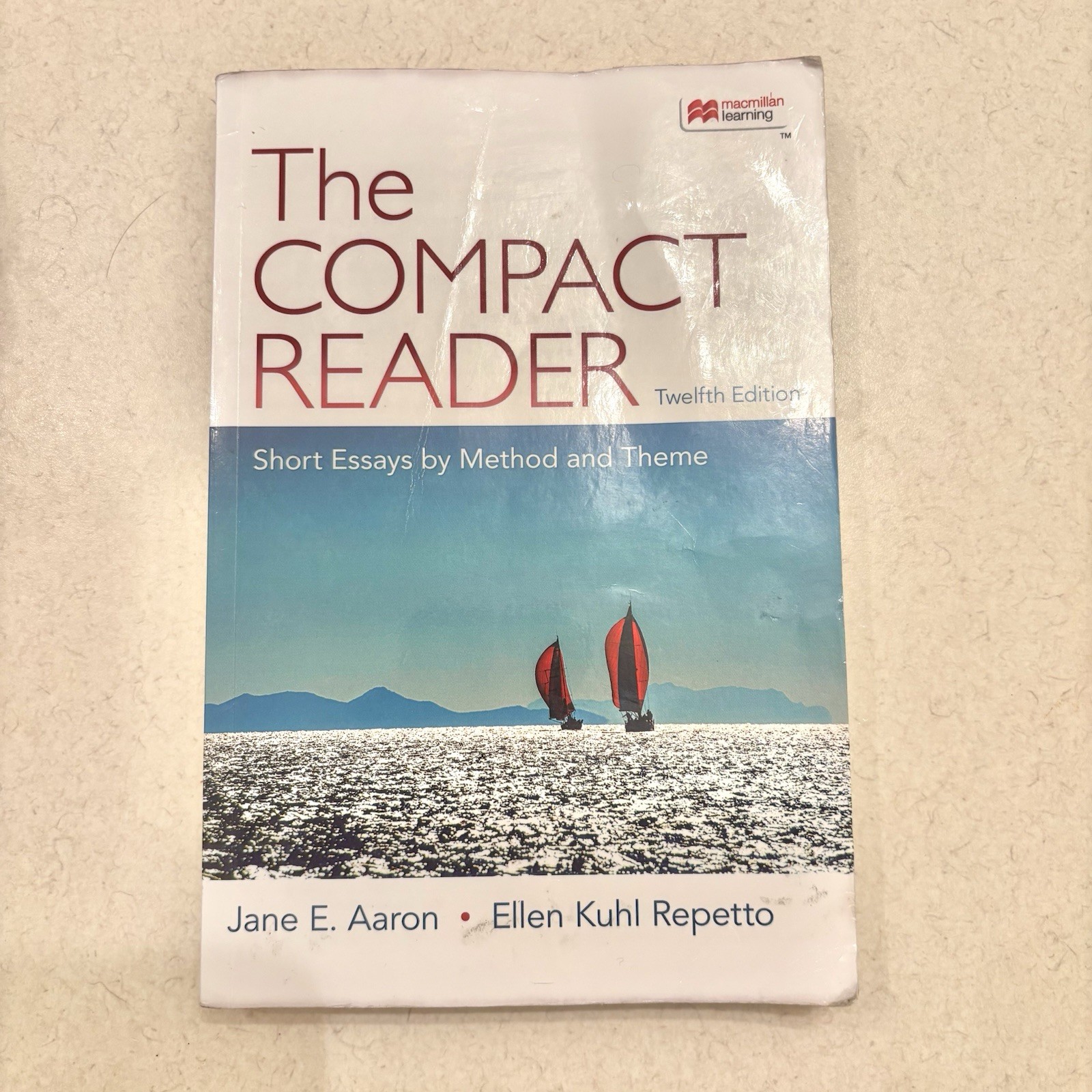 THE COMPACT READER: SHORT ESSAYS BY METHOD AND THEME BY Ellen Repetto PAPERBACK